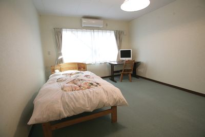 洋室11畳　バス、トイレ、洗面、冷蔵庫、ゴミいれ、テレビ、机、イス、スタンド